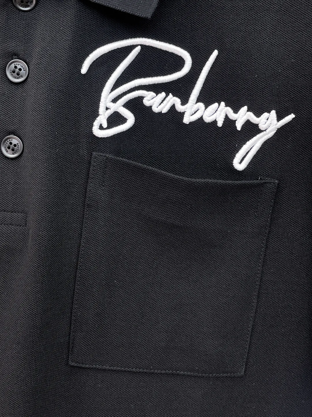 BURBERRY New Arrival Polo shirt, complete with three labels, original fabric, original customized accessories, official Same Style, using 210 grams of pure cotton pique fabric, customized same-tank dyed fabric, very comfortable and smooth to the touch, very wide and stylish, produced by a first-line brand on behalf of Factory, imported Behringer embroidery machine, embroidery is full and textured, imported Kangli direct-injection machine, printing is clear and textured, the collar rib is woven with imported yarn It will not lose shape after being worn for a long time. It is the most New Arrival style in spring and summer. It is fashionable and individual. It is super Versatile and looks good. It is very suitable for both men and women. It is a must-have for everyone. Size: S-XXL